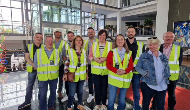 Photo de l'équipe avec des gilets jaunes dans des bureaux