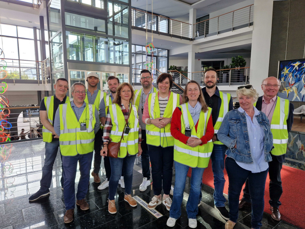 Photo de l'équipe avec des gilets jaunes dans des bureaux