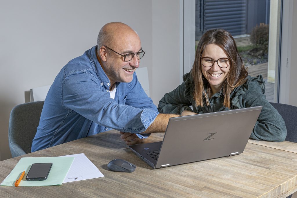 Raison Home, Cuisine Et Agencement : Portrait Entre Un Franchisé Et Un Client Pour Présenter Et évaluer Le Projet Ensemble. Concevons à Votre Domicile Les Meilleures Solutions Pour Votre Intérieur. Raison Home, La Palmeraie, Zi Du Bois De Soeuvres, 3