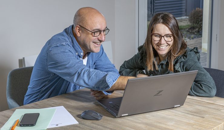 Raison Home, Cuisine Et Agencement : Portrait Entre Un Franchisé Et Un Client Pour Présenter Et évaluer Le Projet Ensemble. Concevons à Votre Domicile Les Meilleures Solutions Pour Votre Intérieur. Raison Home, La Palmeraie, Zi Du Bois De Soeuvres, 3