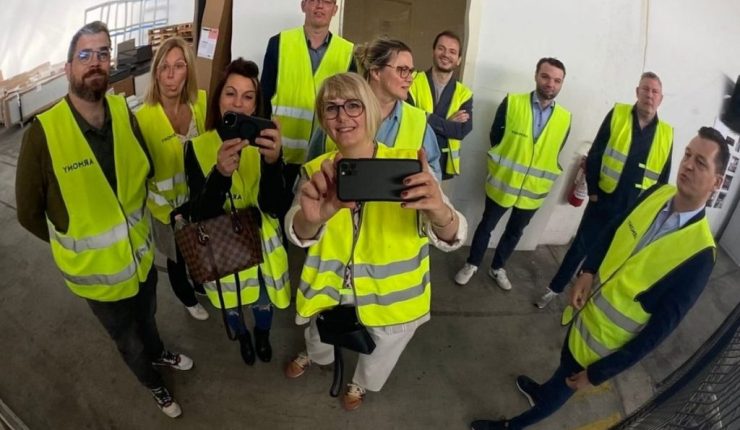 Photo de l'équipe habillés de gilets jaunes dans un miroir arrondi