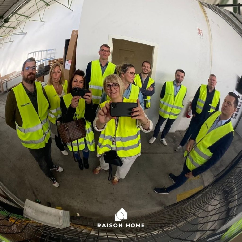 Photo de l'équipe habillés de gilets jaunes dans un miroir arrondi