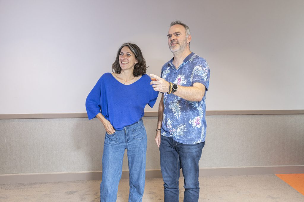 Raison Home, Cuisine Et Agencement : Portrait Entre Un Franchisé Et Un Client Pour Présenter Et évaluer Le Projet Ensemble. Concevons à Votre Domicile Les Meilleures Solutions Pour Votre Intérieur. Raison Home, La Palmeraie, Zi Du Bois De Soeuvres, 3