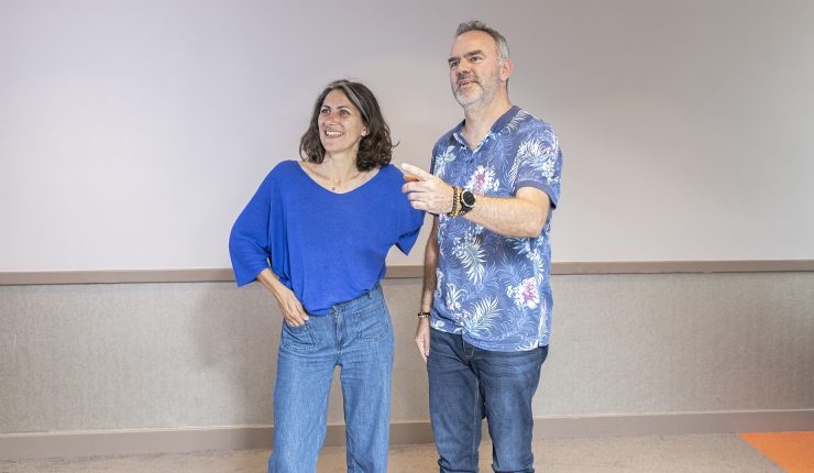 Raison Home, Cuisine Et Agencement : Portrait Entre Un Franchisé Et Un Client Pour Présenter Et évaluer Le Projet Ensemble. Concevons à Votre Domicile Les Meilleures Solutions Pour Votre Intérieur. Raison Home, La Palmeraie, Zi Du Bois De Soeuvres, 3