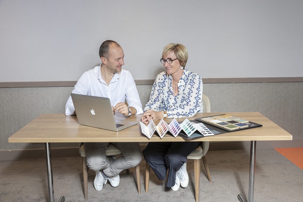 Raison Home, Cuisine Et Agencement : Portrait Entre Un Franchisé Et Un Client Pour Présenter Et évaluer Le Projet Ensemble. Concevons à Votre Domicile Les Meilleures Solutions Pour Votre Intérieur. Raison Home, La Palmeraie, Zi Du Bois De Soeuvres, 3