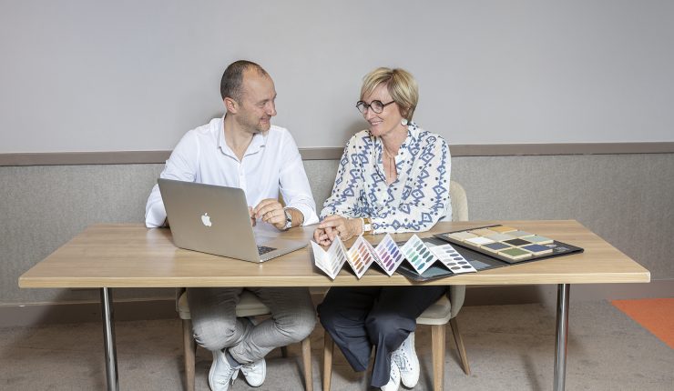 Raison Home, Cuisine Et Agencement : Portrait Entre Un Franchisé Et Un Client Pour Présenter Et évaluer Le Projet Ensemble. Concevons à Votre Domicile Les Meilleures Solutions Pour Votre Intérieur. Raison Home, La Palmeraie, Zi Du Bois De Soeuvres, 3