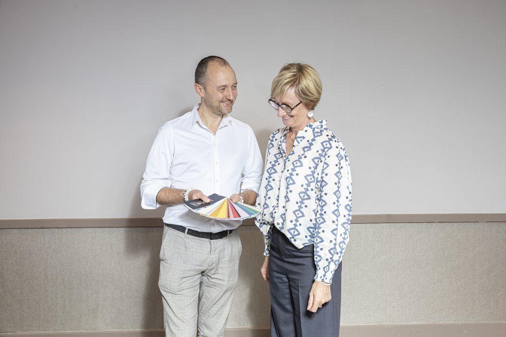 Raison Home, Cuisine Et Agencement : Portrait Entre Un Franchisé Et Un Client Pour Présenter Et évaluer Le Projet Ensemble. Concevons à Votre Domicile Les Meilleures Solutions Pour Votre Intérieur. Raison Home, La Palmeraie, Zi Du Bois De Soeuvres, 3