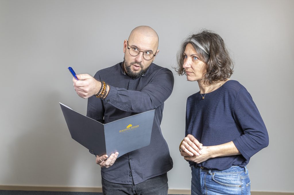 Raison Home, Cuisine Et Agencement : Portrait Entre Un Franchisé Et Un Client Pour Présenter Et évaluer Le Projet Ensemble. Concevons à Votre Domicile Les Meilleures Solutions Pour Votre Intérieur. Raison Home, La Palmeraie, Zi Du Bois De Soeuvres, 3